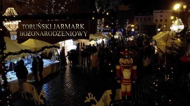 Wieczorny widok z powietrza na jarmark bożonarodzeniowy na rynku