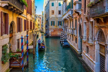 Gordijnen Smal kanaal met gondel en brug in Venetië, Italië. Architectuur en mijlpaal van Venetië. Gezellig stadsbeeld van Venetië. © Ekaterina Belova