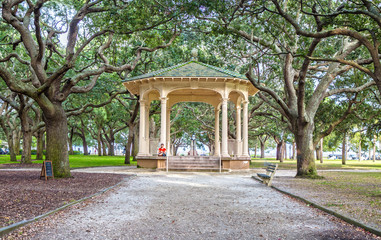 Fototapeta premium Pawilon w White Point Garden w Charleston, Karolina Południowa