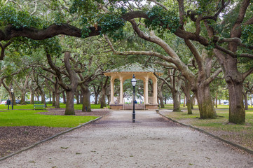 Fototapeta premium Pawilon w White Point Garden w Charleston, Karolina Południowa