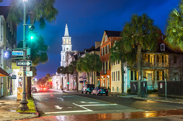 Fototapeta premium St. Michaels Church i Broad St. w Charleston, SC at Dusk