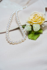 真珠とコサージュ