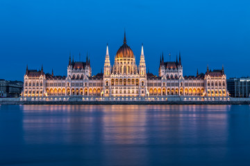 Fototapeta na wymiar Hungarian Parliament Building in Budapest at Night