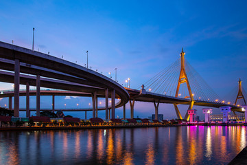 バンコクのプミポン橋の夕景夜景