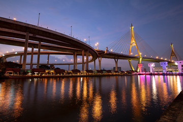バンコクのプミポン橋の夕景夜景