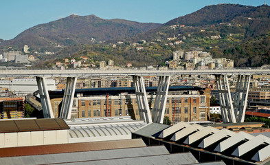 Il viadotto autostradale del ponte Morandi lato ovest con la zona industriale. 
