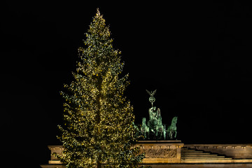 Brandenburger Tor mit Weihnachtsbaum im Jahr 2018