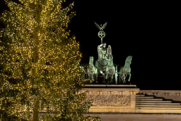 Weihnachtsbaum vor dem Brandenburger Tor / Quadriga in Berlin im Jahr 2018