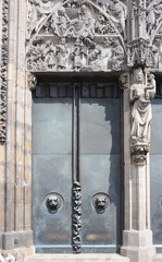 Nürnberg, Portal der Kirche im Stadtzentrum