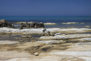 skały i kamienie wystające z morza przy brzegu scala dei turchi na sycylii © KOLA  STUDIO