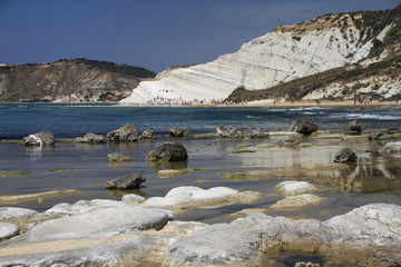 białe wapienne skały Scala dei Turchi na sycylii schodzące stromo do morza © KOLA  STUDIO