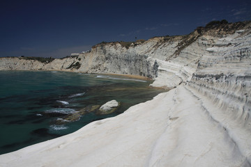 białe wapienne skały Scala dei Turchi na sycylii schodzące stromo do morza © KOLA  STUDIO