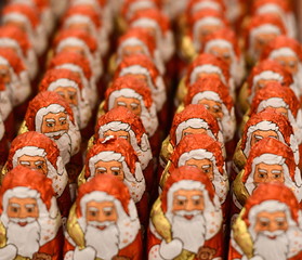 schokoladen weihnachtsmänner in rot