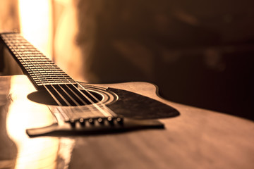 Fototapeta premium gitara akustyczna zbliżenie na pięknym kolorowym tle