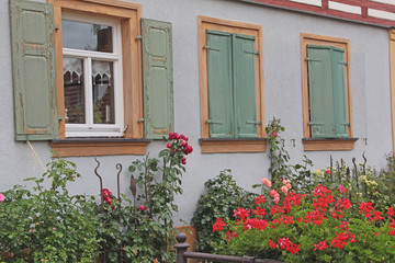 Fototapeta na wymiar Fenster und Vorgarten