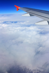 Obraz premium Airplane wing in the sky