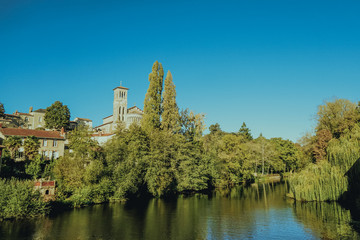 Maison au bord de la rivière à Clisson, dans le vignoble près de Nantes, Bretagne, France. Architecture typique de style italien rappelant une ville toscane. Muscadet.