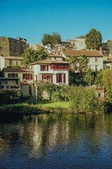 Maison au bord de la rivière à Clisson, dans le vignoble près de Nantes, Bretagne, France....