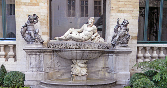 Fountain with the sculpture of the god of water, seas and oceans
