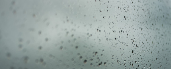 Regentropfen bei Schlechtwetter. Regen auf der Fensterscheibe