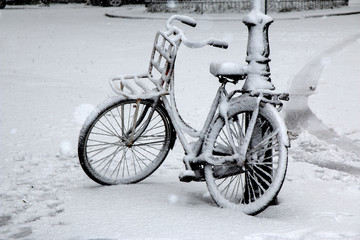 Fototapeta na wymiar Snowy bike