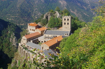 Saint martin du canigou dans les pyrénées orientales