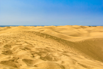 Fototapeta na wymiar Sanddünen mit Fußspuren auf Gran Canaria