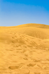 Sanddünen mit Fußspuren auf Gran Canaria