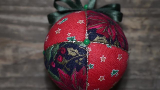 Palla di natale fatta a mano di stoffa come decoro natalizio