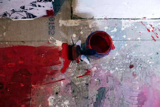 Pinsel mit roter farbe auf K&uuml;nstler Atelier Boden