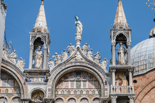 Markusdom Seitenansicht Detail in Venedig, Italien