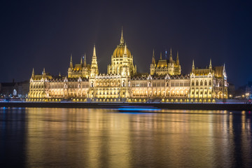 Fototapeta premium Hungarian Parliament Building on the bank of the Danube in Budapest at night