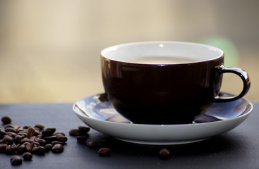 Kaffee in der Tasse auf Schiefer
