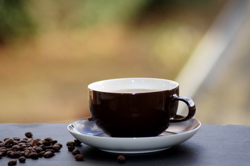 Kaffee in der Tasse auf Schiefer