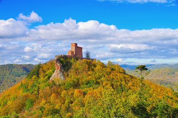 Fototapeta na wymiar Trifels Burg im Herbst im Pfälzer Wald - castle Trifels in Palatinate Forest