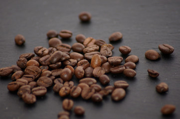 Kaffeebohnen auf schwarzer Schieferplatte