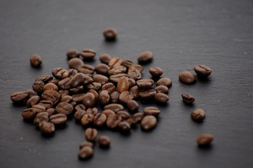 Kaffeebohnen auf schwarzer Schieferplatte