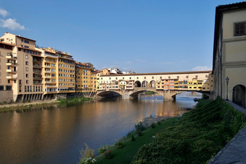 Naklejka premium Ponte Vecchio, puente medieval sobre el río Arno en Florencia, Italia.