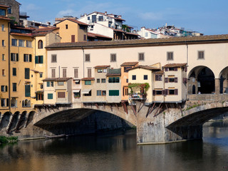 Fototapeta na wymiar Ponte Vecchio, puente medieval sobre el río Arno en Florencia, Italia.