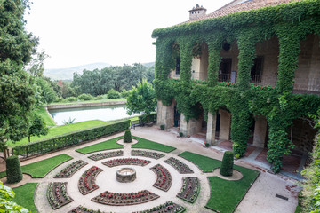 jardin espectacular redondo con piscina y hojas
