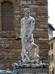 Obraz premium Escultura de Hércules y Caco de Baccio Bandinelli, Palazzo Vecchio (Palacio Viejo) se encuentra en la Plaza de la Señoría, en Florencia, Italia.