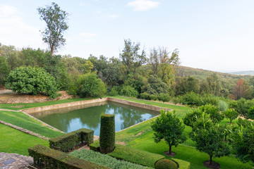 Fototapeta na wymiar JARDIN PRECIOSO CON PISCINA NATURAL LA VERA EXTREMADURA