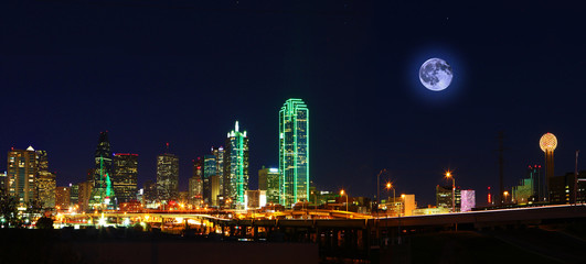 Fototapeta na wymiar Moon rising over Dallas, Texas