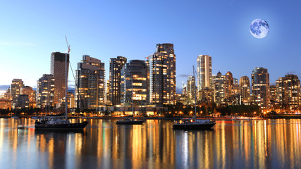 Obraz premium Rising moon above Vancouver, British Columbia