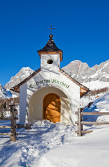 Das Dachstein Kircherl im Winter im Hochformat