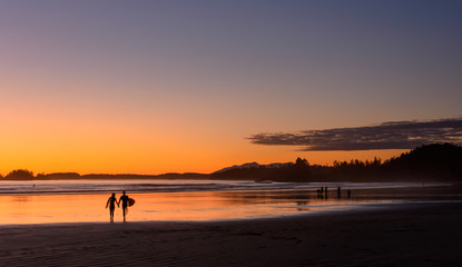 Ein Liebespaar genießt den Sonnenuntergang an einem Strand auf Vancouver Island