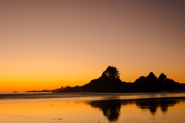 Spiegelung der Felsen an einem Strand auf Vancouver Island