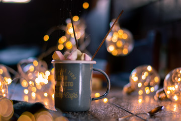Taza de café con luces de navidad y masmelo