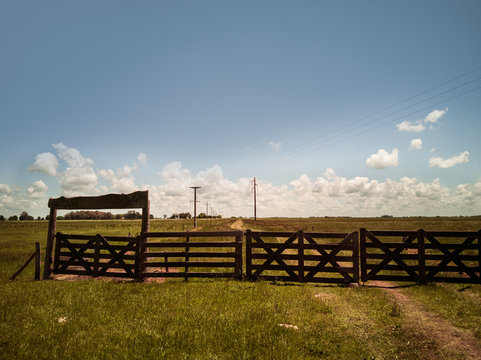 Entrada a un Campo con tranquera. Paisaje