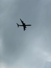 Von unten Sicht auf Start/Abflug eines Airbus A340 an einem bewölkten Tag am Flughafen München